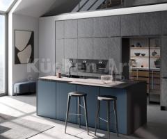 Cuisine avec îlot façades couleur bleu et noir en pierre Design Scandinave et moderne
