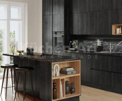 Cuisine avec îlot deux tons Chêne Noir et clair plan de travail céramique marbré design moderne