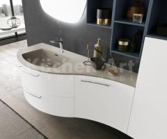 Salle de Bains italienne couleurs blanc et bleu avec éléments suspendu Poignée Egg et Vasque courbé