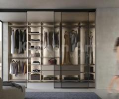 Dressing Linéaire Vertical avec Porte Coulissante en Verre | Design minimaliste