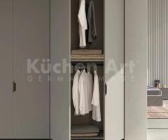 Armoire Battante Contemporaine avec Porte en Verre Crystal Fumé et Poignée de Design Italien