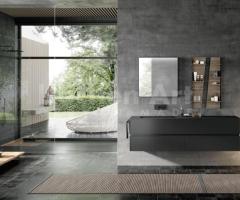 Salle de Bain Design Italien avec Façades Laquées, Plan en Fenix Nero et Miroir Sole Intégré