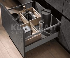 Cuisine contemporaine avec îlot et facades en pierre naturelle au surfaces en bois Noyer sombre - 6