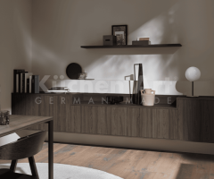 Cuisine contemporaine avec îlot et facades en pierre naturelle au surfaces en bois Noyer sombre - 7
