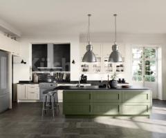 Cuisine avec îlot design Rustique chic couleur Vert olive et Blanc perle façades bois véritable