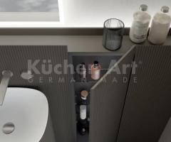 Salle de Bain Moderne avec Meubles au Sol, Finition Laquée Mate Canneté et Vasque de Design Épuré - 2
