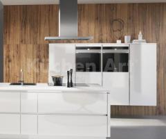 Cuisine chic Blanc Cristal & BALI Noyer avec Îlot Central, Armoires Mi-Hautes