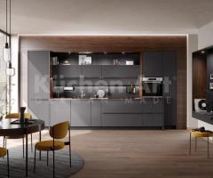 Cuisine Design Contemporain avec Surfaces en Verre, Plan de Travail en Chêne et Bureau Intégré