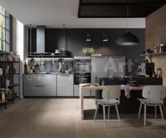 Cuisine Moderne en Acier Brossé au Design Industriel avec Surfaces en Métal et Étagères Ouvertes