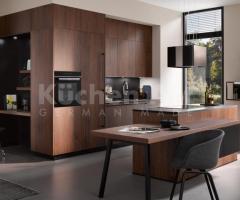 Cuisine chic en Bois de Noyer, Surfaces Noires, et Technologie Moderne pour un Design Élégant
