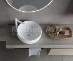 Salle de Bains contemporaine : Élégance Naturelle avec Vasque et Miroir Éclairé