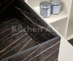 Salle de Bain : Double Vasques marbré Noir et Unités Murales Verticales Design - 2