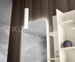 Salle de Bain : Double Vasques marbré Noir et Unités Murales Verticales Design - 3