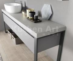 Salle de Bains moderne : Élément Métallique et Modules en Laqué Gris