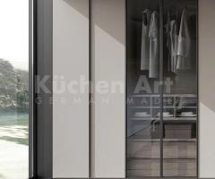 Dressing avec portes en verre fumé : Élégance Contemporaine et Modularité sur Mesure