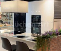 Cuisine Moderne blanche en U avec Plan de Travail Céramique Marbré | Design Épuré