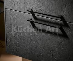 Noir texturé & vitrines suspendues | Puissance, grâce et harmonie - 4