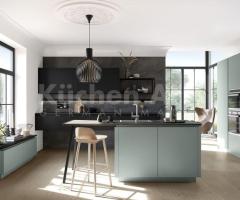 Cuisine moderne vert eucalyptus – PORTO-GL avec îlot central