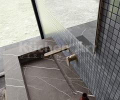 Salle de bains élégante avec éléments hauts et miroir magnétique – Design raffiné et structuré