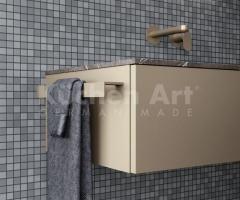 Salle de bains élégante avec éléments hauts et miroir magnétique – Design raffiné et structuré - 4