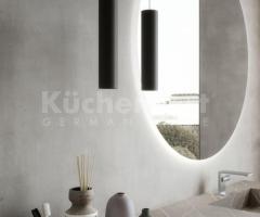 Salle de bain moderne avec miroir rétro-éclairé