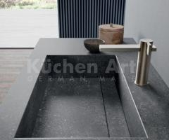 Salle de bains contemporaine avec plan effet pierre noire et rangements bleu glacier - 8