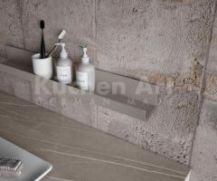 Salle de bains minimaliste effet Calacatta en laque avec compartiments ouverts - 6